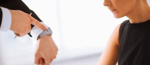 Faltas e atrasos não justificados: o que diz a legislação?